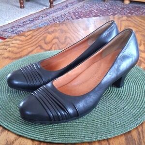 Gentle Souls Black Leather Preppy Feminie Comfort Round Toe Pumps Size 10